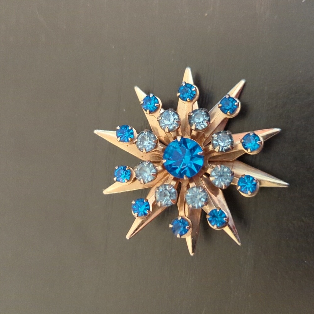 Vintage Gold Tone And Blue Clear Rhinestone Prong Starburst Brooch